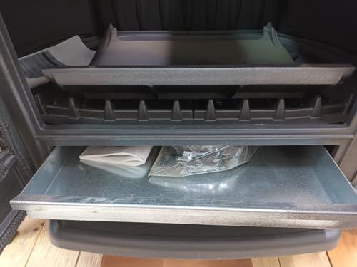 Pourquoi Choisir la Poêle à Bois en Fonte Koza K9 de Kratki ? - Pourquoi Choisir la Poêle à Bois en Fonte Koza K9 de Kratki ?Lorsqu'il s'agit de choisir un poêle à bois pour notre maison, nous cherchons avant tout efficacité, durabilité et esthétisme. La poêle à bois en fonte Koza K9 de Kratki coche toutes ces cases et bien plus encore. Soyons honnêtes, qui ne rêve pas de longues soirées d'hiver passées au coin du feu, admirant les flammes dansantes à travers une grande vitre en céramique? Avec une puissance de chauffage impressionnante et une fonte robuste, le Koza K9 assure non seulement une chaleur homogène, mais également une durée de vie prolongée. De plus, son design élégant se marie parfaitement avec tout type d’intérieur, ajoutant une touche de charme rustique mais moderne. Franchement, en termes de rapport qualité-prix, difficile de trouver mieux. Alors, pourquoi hésiter? Granuleshop Pourquoi Choisir la Poêle à Bois en Fonte Koza K9 de Kratki ?